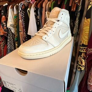 Nike Jordan 1 Mid Legend Light Brown